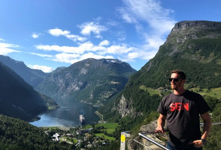 SEN u fjordu Geiranger 