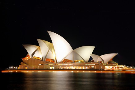 Noční pohled na operu v Sydney