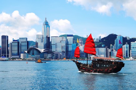 Tradiční hongkongské loďky dodávají městu úžasný kontrast