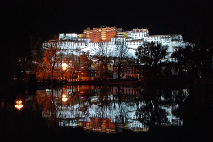 Potala v noci má báječnou atmosféru