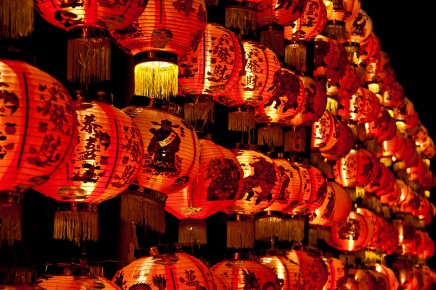 Tyto lampiony jsou typické pro Čínu