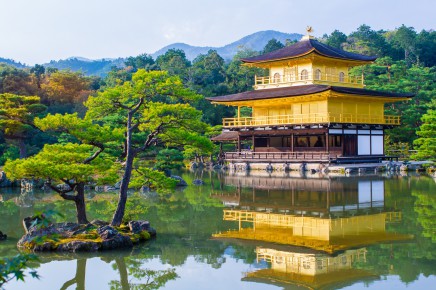 Zlatý chrám Kinkaku-ji v Japonsku 