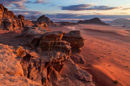 Poušť Wadi Rum září barvami