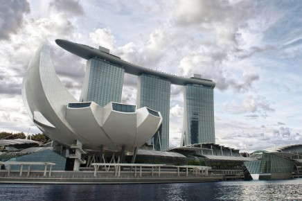 Hotel Marina Bay Sands s bazénem na střeše a výhledem na Singapur