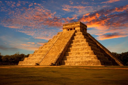 Slavná pyramida Chichen Itza při západu slunce 