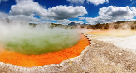 Champagne pool v termálním parku Wai-O-Tapu