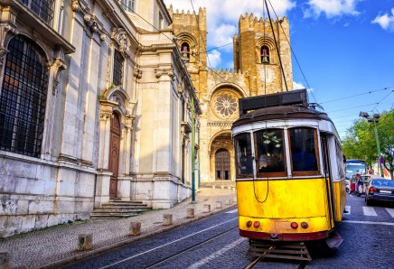 Ikonická žlutá tramvaj v Lisabonu