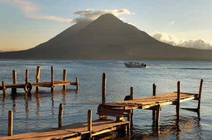 Jezero Atitlán při západu slunce, Guatemala 