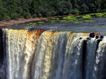 Let pronajatým letadélkem ke skrytým drahokamům guyanské přírody -vodopádům Kaieteur Falls