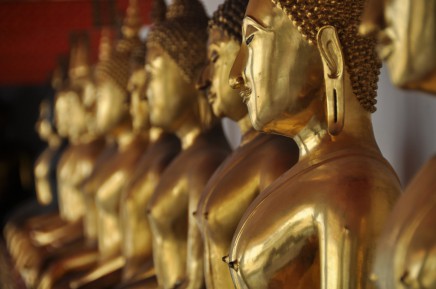Zlaté sochy budhů v Thajsku 