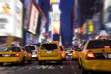 Typický obrázek New Yorku se žlutými taxíky
