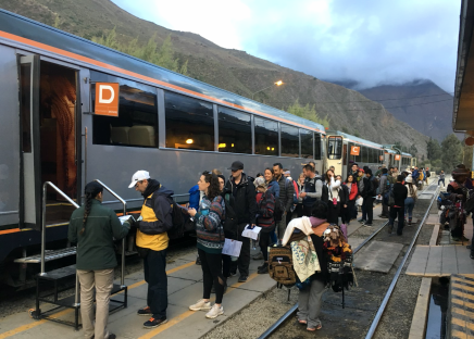 Jízda vlakem na Machu Picchu z Ollantaytambo
