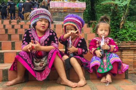 Děti v tradičním kroji v Chang Mai 