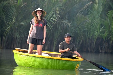 Plavba na bambusové loďce ve Vietnamu 