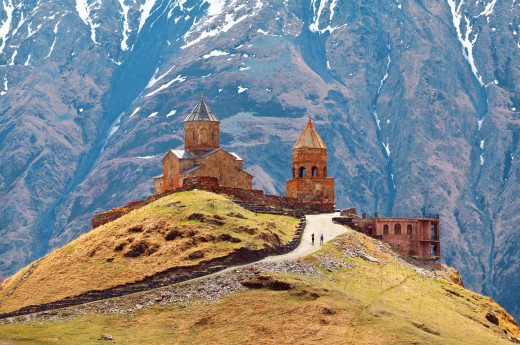 Klášter Tsminda Sameba ukrytý v kavkazských horách patří mezi nejznámější kláštery celé Gruzie