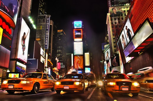 Večer v srdci Manhattanu se světelnými reklamami