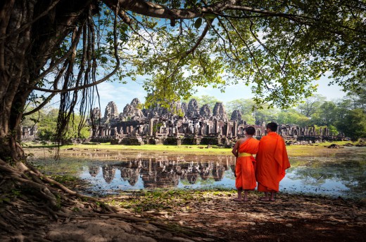 Mniši obdivují Angkor Wat v Kambodži 