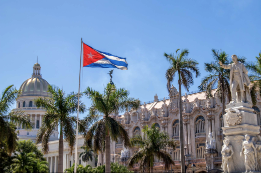 Gran Teatro s kubánskou vlajkou v popředí