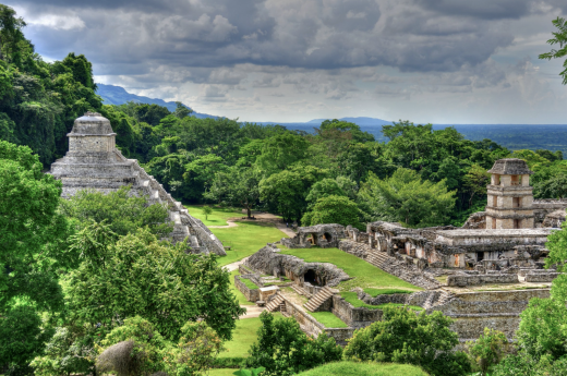 Pyramidy Palenque ukryté v mexické džungli