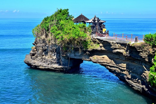 Pura Batu Bolong je jeden z chrámu v oblasti Tanah Lot vybudovaný na skále v moři