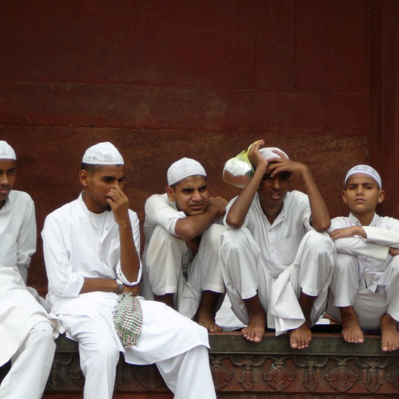 Místní omladina posedává před mešitou