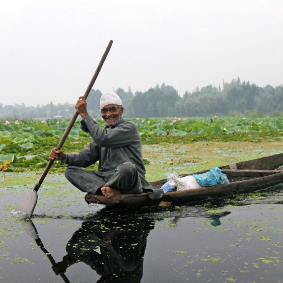 Plovoucí trhy na jezeře v Šrinagaru