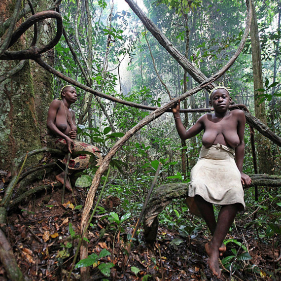 Lesní víly kmene Ba'ka uprostřed rovníkové džungle