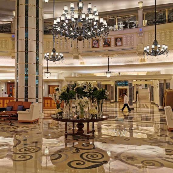 Dopřejte si odpočinek a zasloužený luxus hned na úvod zájezdu ve skvělém hotelu Ritz Carlton Jeddah