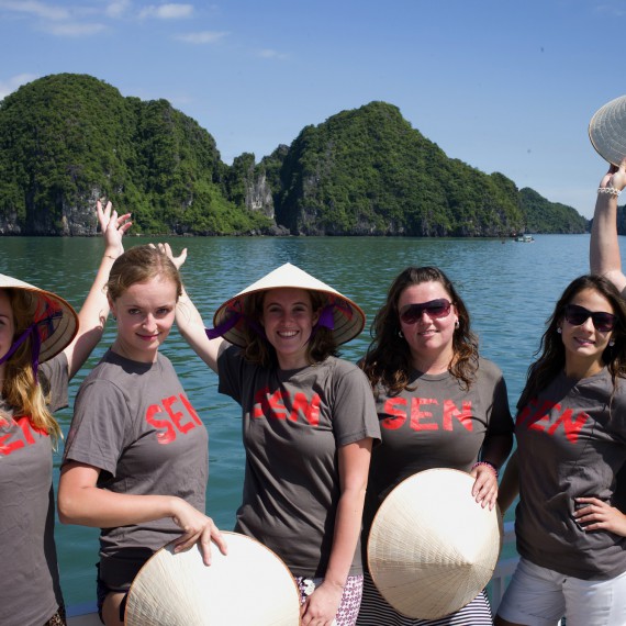 Se SNEM na pronajaté lodi po Halong Bay