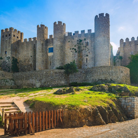 Hrad v Obidos je obklopený pevnými zdmi 