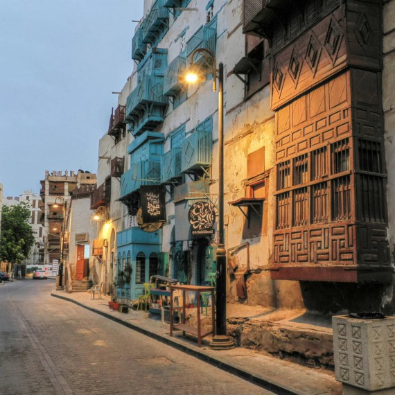 Stará Džidda, al Balad, která je známá svými věžovými domy, dekorovanými dřevěnými obloženími,