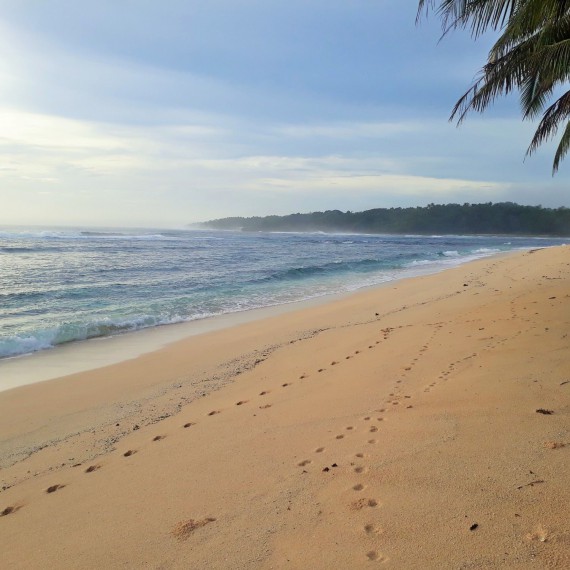 Nekonečně dlouhá pláž na Kostarice 