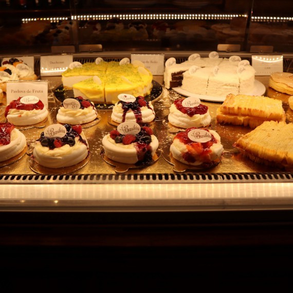 A Brasileira se nachází v bohémské čtvrti Chiado a díky své lokalitě se od svého otevření těší zájmu spisovatelů a umělců 