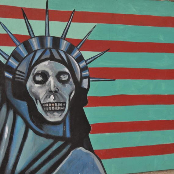 Místo, kde stála americká ambasáda se stala v revolučních událostech symbolem