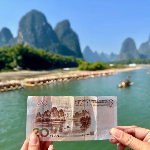 Právě tady v Xingpingu můžete porovnat ty nejkrásnější homole s těmi, které vidíte na 20-juanové bankovce.