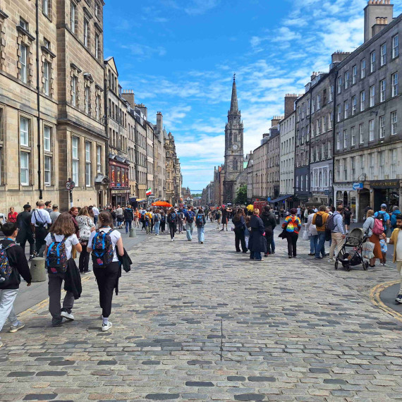Nejznámější ulice Edinburghu je jednoznačně Royal Mile, tato hlavní tepna spojuje všechny nejdůležitější památky města.
