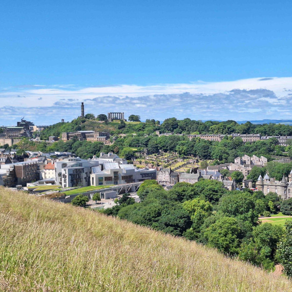Edinburgh, jedno z nejkrásnějších míst na světě. Deprimující šedá a černá překrytá tmavě zelenou jsou dominantními barvami.