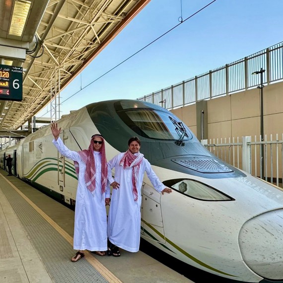 Rychlostí 300 km/h směřujeme do města Medina. 