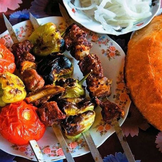 Uzbekistán je zemí dokonalých šašlíků. Kolik si jich vychutnáme na této cestě?