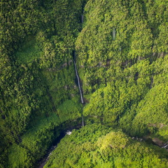Let nad vodopády ukrytými hluboko v horách 