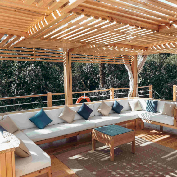 Pohodlně usazeni na prostorných pohovkách sledujeme, jak se nám před palubou prohrává egyptský venkov, jak ho vidí jen zlomek turistů.