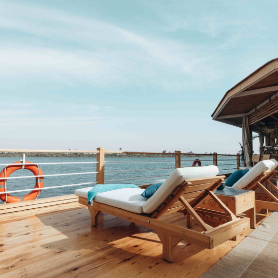 Otevřete si román Smrt na Nilu, nechte si vašim číšníkem udělat kávu či čaj a kochejte se. Všechno jídlo i nápoje během plavby jsou v ceně.