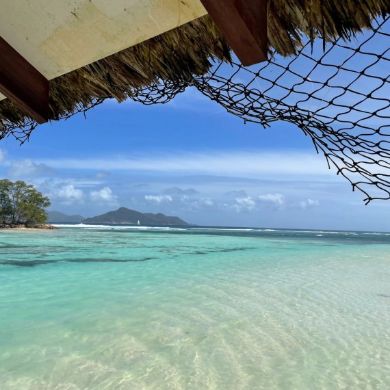 Bílé pláže a tyrkysové moře na ostrovech Praslin a La Digue Vám vyrazí dech