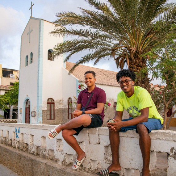 Moderní domorodci vysedávají před katedrálou Santa Maria na jihu ostrova 