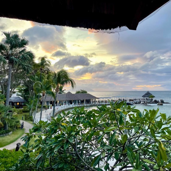 Pohled na azurový Indický oceán zpod slaměné střechy našeho luxusního hotelu nikdy neomrzí