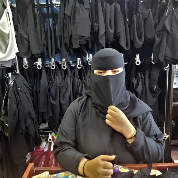 Prodavačka abájí ve svatém městě Medína