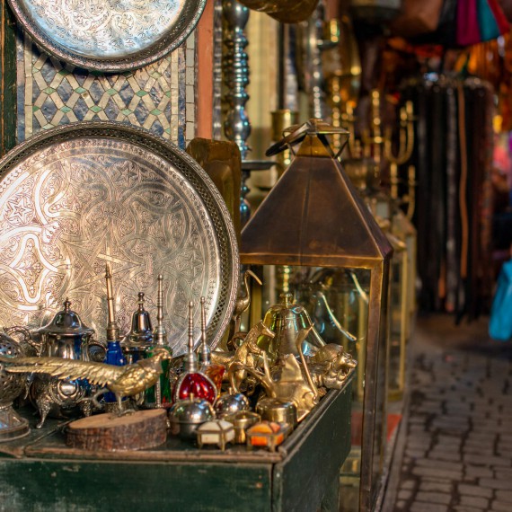 Trhy plné věciček, šperků, krabiček, lampiček, které jsou poseté magickým ornamentem marockých řemeslníků.
