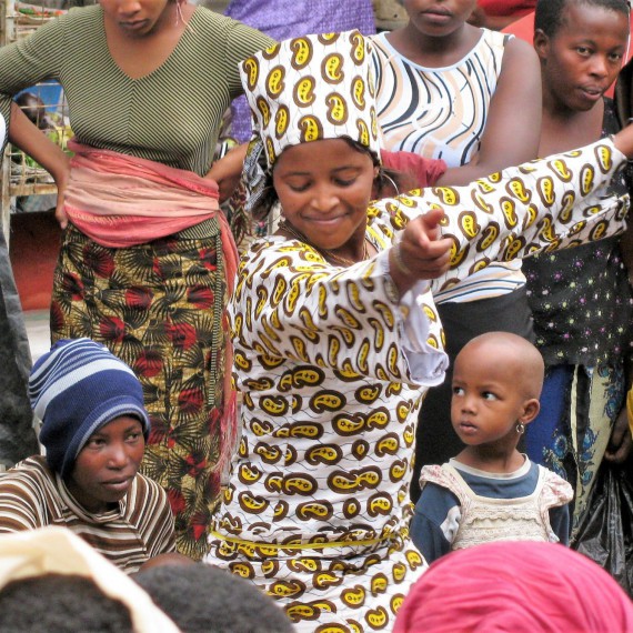 Arusha je důležitým obchodním místem. Na místní tržnici můžete zažít, kromě nákupu, i spontánní hudební a taneční vystoupení.