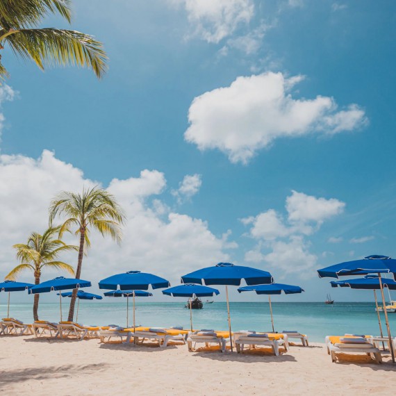 Pláž u hotelu Radisson Blue na Arubě 