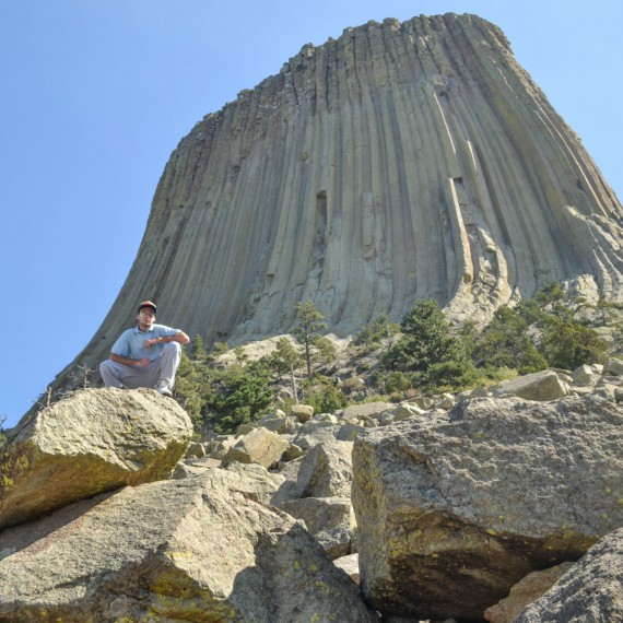 Devils Tower budeme při dobré viditelnosti vidět i z dálky až 160 km